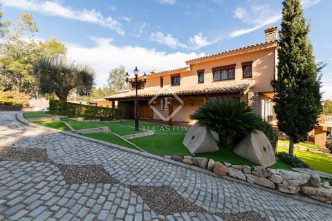 Lucas Fox presents this wonderful 1,380 m² villa completely renovated and equipped with a home automation system, located on a quiet 2,810 m² plot in Bellaterra. It is located a stone's throw from the surrounding forest, 5 minutes from the centre and...