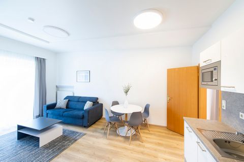 The apartment is comfortable and spacious, fully furnished and equiped (incl. coffee machine, kettle, toaster). The flat offers a balcony as well. The city center of Graz is about 2km away. The main train station as well as local traffic junction Don...