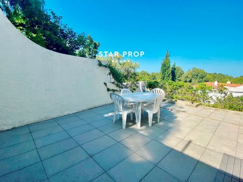 STAR PROP, l'agence immobilière Premium de Llançà, a le plaisir de présenter cette impressionnante propriété dans l'un des plus beaux quartiers de la ville, Cap Ras. Ce bel appartement avec une grande terrasse et vue sur la mer a tout ce dont vous av...