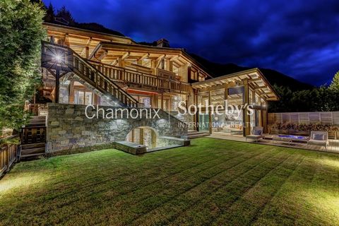 EXCLUSIVITY Chamonix Sotheby's International Realty представляет великолепную недвижимость, расположенную в исключительном районе Les Nants, недалеко от центра Шамони. Эта резиденция общей площадью 3025 м2 состоит из 2 шале: шале Silver (главное шале...