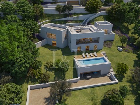 Luxury 5 bedroom villa with private pool, integrated in Alcedo Villas, which are part of the exclusive Ombria Resort, located near Loulé, in the heart of the Algarve. This villa, of contemporary lines and with an area of 411 sqm, is divided into 3 fl...
