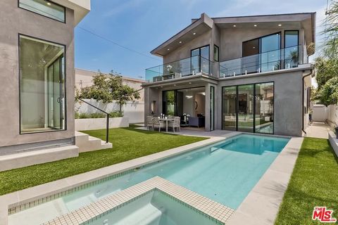 Requintada nova villa moderna construída 2022 com 3 níveis de vida extraordinária e áreas de entretenimento em Beverly Hills adjacente (1ª casa de Beverly Hills). Uma casa totalmente equipada com 3 níveis de áreas de estar, casa de hóspedes separada,...
