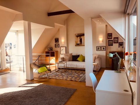 Sehr helle und ruhige Maisonette Wohnung mit außergewöhnlichem, loftartigem Wohnflair. Einmaliger Blick auf den Dom! Untere Etage: - offene Wohnküche - Tageslichtbad mit Badewanne - Abstellraum/begehbarer Kleiderschrank Obere Etage: - komplett offene...