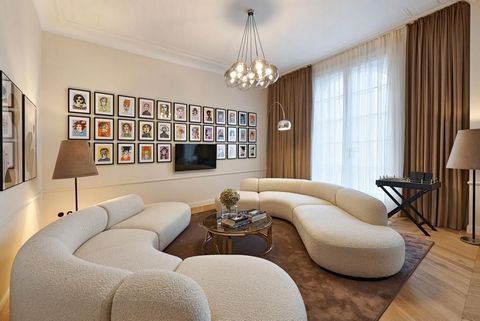 This luxurious 165 m² apartment is located in the immediate vicinity of the center of Vienna, the 1st district. It consists of a spacious living room with dining area, a fully equipped kitchen, four bedrooms, a bathroom with shower, two bathrooms wit...