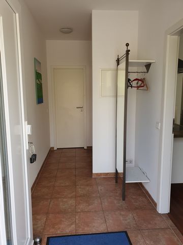 spacious apartment in a quiet location, with Kiten-Livingroom and dining area, very good shopping facilities; great transort links (no matter weher); Bathroom with shower