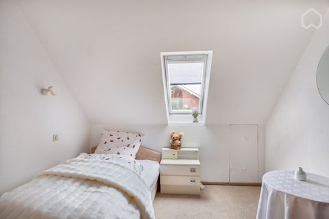 The completely renovated attic flat, which is the subject here, can be moved into immediately. Four attractive rooms invite you to develop freely. A current energy certificate is already available. The good cut of the property is also convincing, whi...