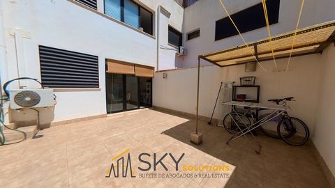 OPPORTUNITY FOR INVESTORS! SKY SOLUTIONS sells an exclusive residential building VERY PROFITABLE FOR INVESTORS in the Coll d'en Rabassa area. The building built in 2009 is in excellent condition and has a total of 4 homes, 5 warehouses and 2 parking ...