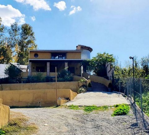 Exclusive independent villa with a private plot of 1425 m² in Alhaurín El Grande Quiet and residential area with a lot of privacy and very close to the urban center The house has been built and equipped with the best qualities and materials Comfortab...