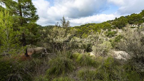 Building plot in the picturesque surroundings of southwest of Mallorca This plot for sale in Galilea is conveniently located just a short walk from the centre of the village and benefits from country surroundings, impressive views and a peaceful sett...