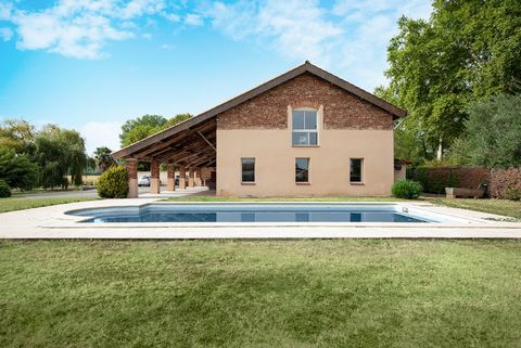 Located just 10 minutes north of Montauban (82), this magnificent property offers a spacious living space of approximately 245 square meters, an expandable attic of around 115 square meters, a swimming pool, and outbuildings, all nestled within a fen...