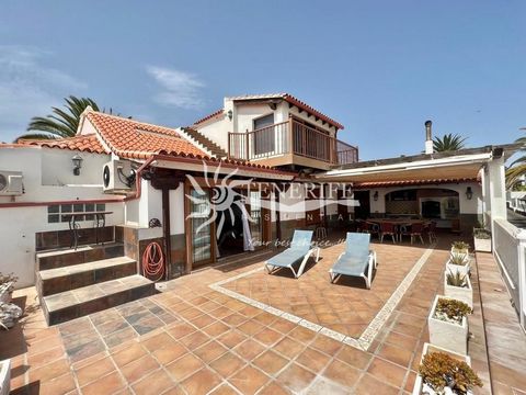 Dieser Bungalow befindet sich im Fairway Village, 38639, Golf del Sur, Santa Cruz de Tenerife. Es ist ein Bungalow, Baujahr 1987, mit 124 m2, davon 106 m2 Nutzfläche und verfügt über 5 Zimmer und 3 Badezimmer. Es verfügt über einen Kleiderschrank, ei...