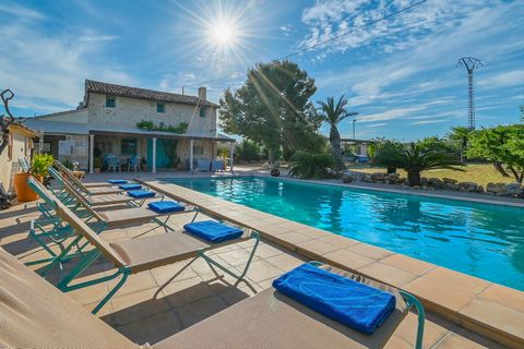 Wunderschönes und schönes Ferienhaus mit privatem Pool in Denia, an der Costa Blanca, Spanien für 6 Personen. Das Haus liegt in einer residentiellen Umgebung und in der Nähe von Restaurants und Bars, Geschäften und Supermärkten. Das Ferienhaus hat 3 ...