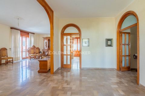 NARDO' - CENTRE In a very central position in Nardò, a short distance from various commercial activities and services, we offer for sale a prestigious portion of a large semi-detached villa. The house, located on the first floor, is accessible via an...