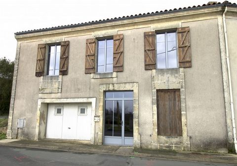 In the charming village of Saint-Savinien, close to the town hall and the city center, two-storey house of 185 m2 of living space possible, with garden being divided, to create 3 dwellings. Building permit granted. Currently on the ground floor: Plat...