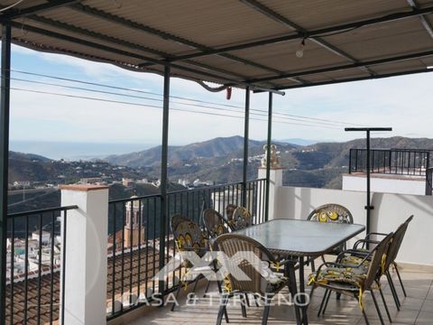 Beautiful village house in Cómpeta. If you are looking for a home in a quiet place, without any noise or pollution, with good views, with all the services of a city at hand and at a very reasonable price, this is a perfect option. The house was compl...