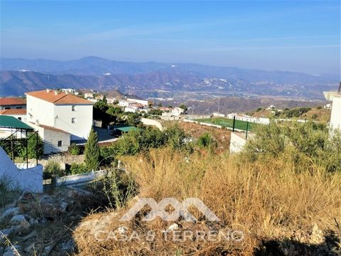 Just outside the village centre of Canillas de Aceituno and the natural park lies this building plot of 320 m2 with beautiful views towards the entrance of the village, the football field and in the distance the valley behind Velez-Malaga with Comare...