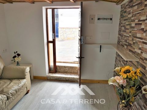 In the heart of the village of Sayalonga, we find this beautiful townhouse recently renovated, located just 2 minutes walk from all kinds of restaurants and stores. It is in perfect condition and ready to move into. Its built area measures 54m2, that...