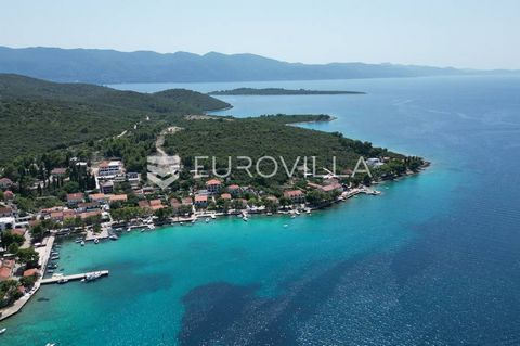 Pelješac, Lovište, land with a total size of 4270 m2, of which 1716 m2 is for construction purposes and the rest of 2554 m2 is for agricultural purposes. The land has a regular shape, approximate dimensions of 135 x 32 meters, located near beautiful ...