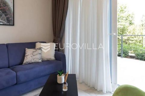 Opatija, Center, elegant two-room apartment NKP 45 m2 located in the heart of beautiful Opatija. It is an ideal solution for those looking for a home close to all city events, with a beautiful view of the sea. The apartment consists of a living room ...