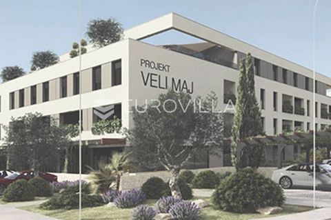 The building is for residental and bussines purposes, it is divided in three units, central part , south and west part. Bulding has a pool and undergorund garage. Office PP7 -1 FLOOR, is 219,7 m2 total. Offices are for sale according to the lump-sum ...