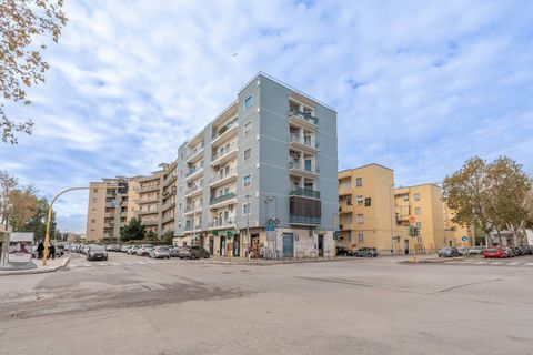PUGLIA - BARI - JAPIGIA - VIA ARISOSSENO Bright apartment located on the fourth floor in a building with lift, just 500 meters from Bari's picturesque seafront. This solution offers a generous size, ideal for those looking for a comfortable home in a...