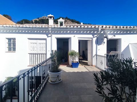 Stately home in the historic centre of ArchidonaKeller Williams Marbella presents this magnificent house in the best area of Archidona, it has an unbeatable location close to schools and shopping areas. Air conditioning, central heating, fireplace an...