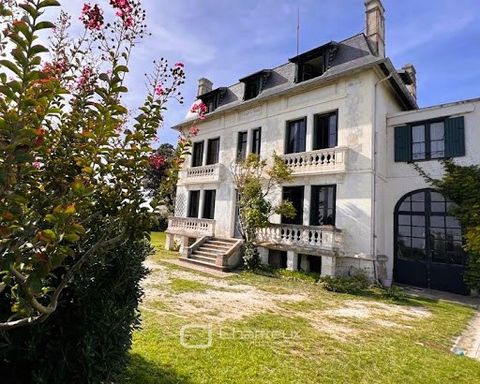 The CHARTREUX IMMOBILIER Agency presents: an admirable RESIDENCE dating from the nineteenth century, located in the MIDDLE OF THE SEAFRONT. This FAMILY PROPERTY offers a living area of 320 m2 on 3 main levels and comprises: On the ground floor: an en...
