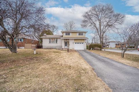 Welcome to this Beautifully updated and 3 Bed/2bath+Oversized Den is located in the heart of family friendly Village of Richmond. The large 70'X109' lot is perfect for any outdoor activities. The spacious foyer leads to an Elegant sun-filled living r...
