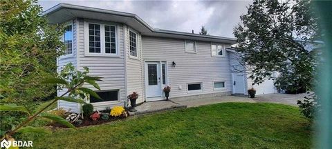 Perfect place to call home for you and the extended family! Great in-law potential here in this freshly decorated and upgraded 3+2 bedroom (2 full washrooms) home in beautiful Victoria Harbour. Enjoy launching your water crafts just a block away into...