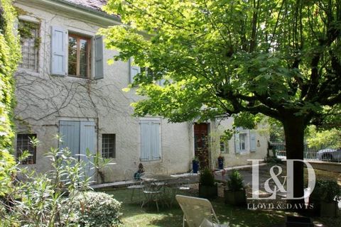 Lloyd & Davis offers for sale this beautiful 300 m2 residence in the Dauphine region of 1870. This former outbuilding of a castle is located in the charming village of Saint Geoire en Valdaine classified as a 'Remarkable Heritage Site' 20 minutes fro...