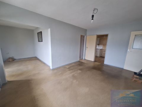 EXCLUSIVE LOURDES, peaceful residential area, in a secure residence, apartment on the 3rd floor without elevator to renovate. Completely to be renovated, this very bright T4 of 64 m2, benefits from an unobstructed view from a double living room with ...
