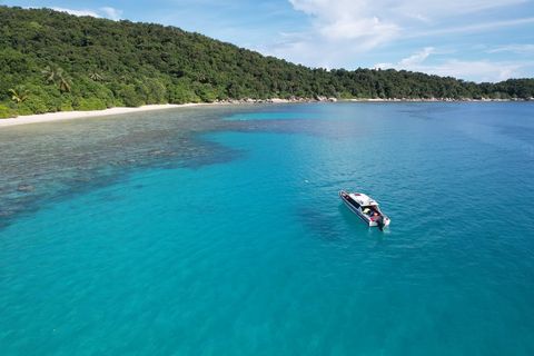New to market! 35,000m2 of paradise beachfront, facing the magical tropical sunsets over the archipelago and its amazing corals.  The location is only 25 minutes to Terempa and there are ample sea plane landing zones in the adjacent North and South b...