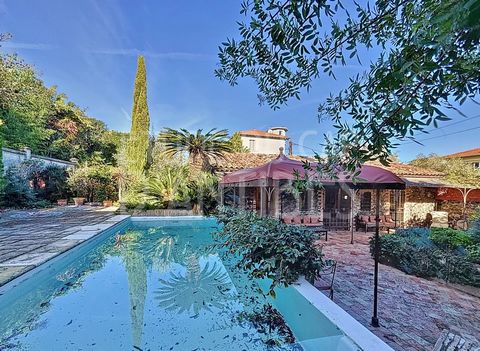 Nestled in the heart of a green environment, this villa develops an area of 80sqm with garden and swimming pool which benefit from an ideal exposure. The lush vegetation of the garden highlights the natural stone facade of this house surrounded by mu...