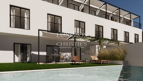 Building located in Tavira, with 14 apartments of typologies T2, T3 and T3 Duplex . Consisting of 3 floors and with extraordinary views over the sea, river and countryside , this building with luxury features common to all apartments, contains two sw...