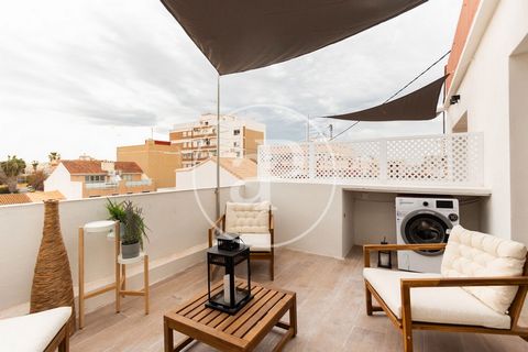 Maison en attique meublée de 60 m2 avec terrasse et vues dans la région de El Cabañal - El Grau, Valencia.La propriété a un chambre, 1 salle de bains, climatisation et armoires intégrées. Ref. VV2401039 Features: - Air Conditioning - Terrace - Furnis...