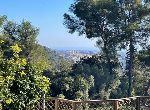 Very nice address in absolute calm, on the heights of Saint Paul de Vence in the most residential and coveted area. Its dominant position offers a magnificent breathtaking view of the sea and the village of Saint Paul de Vence. This elegant, well-bui...