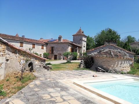 Located 20 minutes east of Cahors at the exit of a pretty hamlet house overlooking an enclosed courtyard with outbuildings Stone house on 2 levels with outbuildings and swimming pool 2 water tanks + bread oven with redone roof gas chff + reversible a...