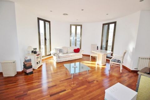 Housing for sale unbeatable location in Barcelona, jQuery ... _ ... in the Pl Universitat. 107m2 apartment according to cadastre, located in royal estate with elevator, high floor with a lot of light to be completely outside the street. The house is ...