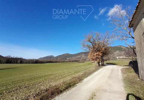 COSTACCIARO (PG), vicinity: Farm of about 27 hectares of land and farmhouse divided into: - 16 hectares or so of arable land set in a flat position suitable for all types of cultivation; - 7 hectares or so of coppice; - 1020 sq m of vineyard; - Porti...