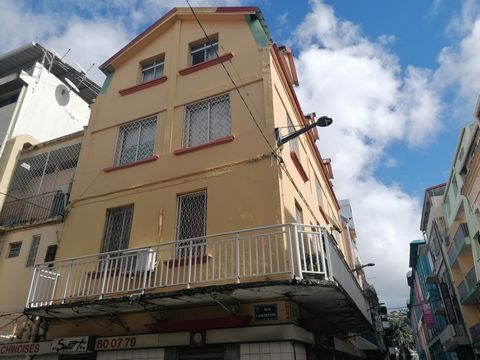 ACS IMMOBILIER offers you this building ideally located in the heart of Fort de France !!! This property is composed on the ground floor of a commercial space rented to a restaurant, on the first and second floor, two apartments type F3 both rented a...