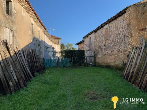 In a small hamlet about 3 kms from the town centre of Saint-Thomas-de-Conac, this old stone house. To be completely renovated on a plot of 193 m2, this house is ideal for a main house or a secondary residence requiring little maintenance while allowi...