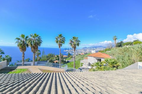 Villa de cuatro dormitorios ubicada en la prestigiosa urbanización de Neves, en São Gonçalo, con una magnífica vista panorámica sobre todo Funchal. Se encuentra a una altitud de aproximadamente 300 metros desde el nivel del mar. El chalet se desarrol...