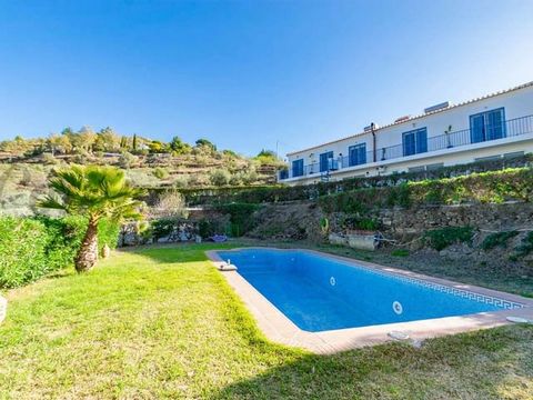 This is one of our stunning country properties, located between Sayalonga and Algarrobo, with good access and with great guest or rental possibilities. It is located 2 kilometres from Sayalonga and 4.2 kilometres from Algarrobo. This very bright hous...