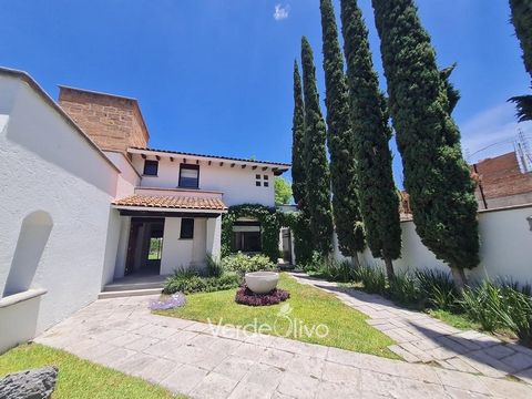 VO23-253GF/DP Are you looking for a charming and comfortable home in Querétaro? This stunning property in Villas Mesón has everything you need and more. With 3 bedrooms upstairs and one bedroom downstairs, you'll have the flexibility and space you ne...