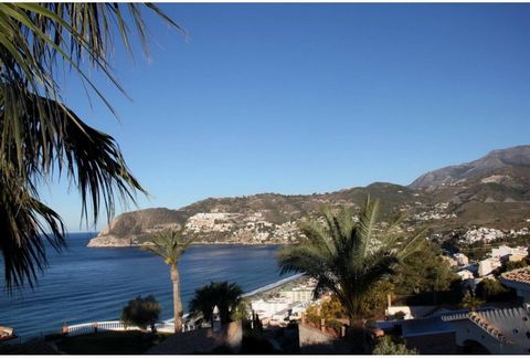 Villa of more than 300m2 built on a 557m2 plot in the exclusive urbanization of Punta de la Mona, with beautiful panoramic views of the bay of La Herradura. Southwest orientation, very sunny as well as quiet and private. The house is distributed over...