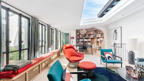 In the heart of the sought-after Martyrs district. Rare duplex like a house, with noble materials (burnt oak and brass), designed by Valentin Loellmann, surrounding a private tree-lined courtyard. This exceptional property comprises, on the ground fl...