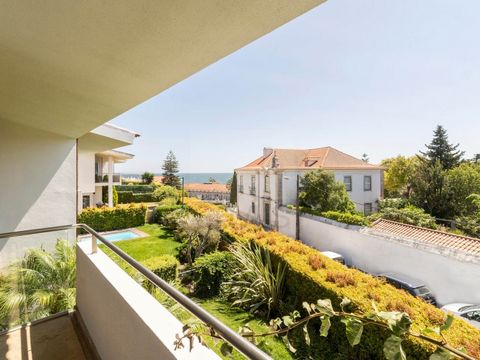 4+1 bedroom villa in Caxias in an exclusive condominium This marvellous 297 sq m family home consists of two very well-distributed floors. It has a 203 sq m private garden designed by specialists in landscape architecture, a 36 sq m closed garage for...
