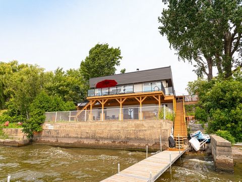 Welcome to 19 160th Avenue in Notre-Dame-de-l'Île-Perrot! A property with a unique concept that offers its next owner the opportunity to fully enjoy the perks of Lake St-Louis year round. Built on the shore of the lake, this property offers two loft-...