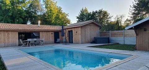 LE PORGE, quiet in an enchanting setting, pleasant single-storey villa comprising a living room that opens onto the swimming pool, pretty open kitchen and its central island and pellet stove, a laundry room, three bedrooms, one of which has a large d...