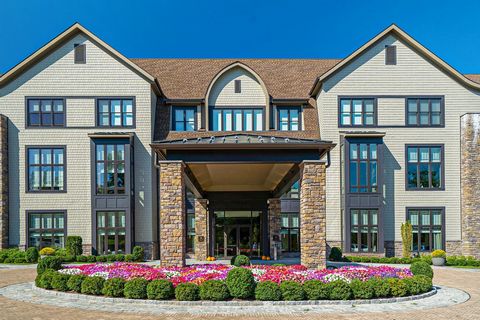 Luxurious living in beautiful Rye, New York. The St. Regis Residences of Rye is a highly sought after 55+ community that offers a plethora of magnificent amenities and splendorous features. Elegantly designed with tranquility in mind, this corner Pen...